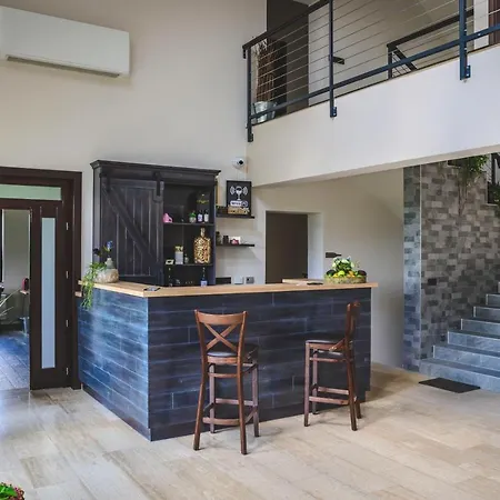 Dominium Pinceszet Es Panzio 住宿加早餐酒店 3*