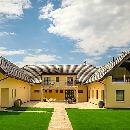 Bed and breakfast Dominium Pincészet és Panzió